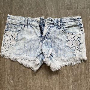 Summer shorts with flowers embroidered